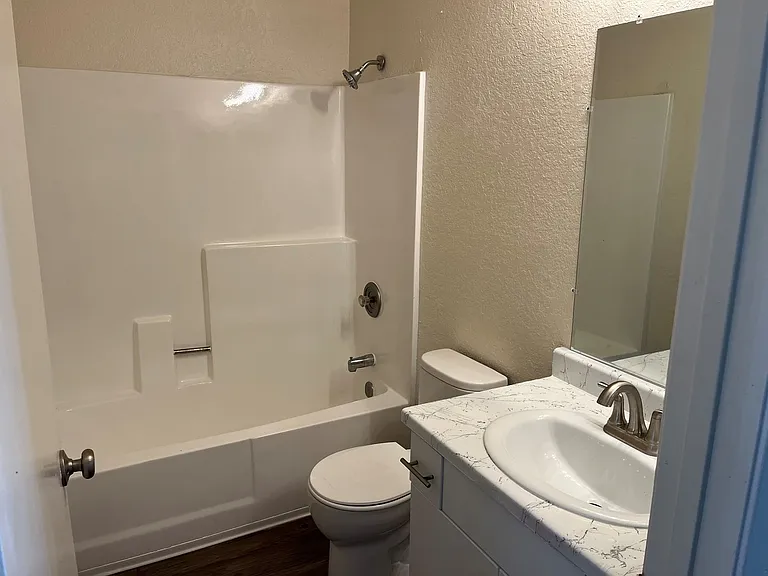 3bed,2bath townhome. Half off rent for January 2024! — Photo 20