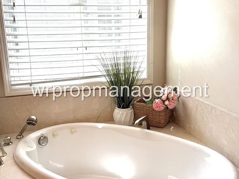 1379 Castlebury Dr — Photo 14