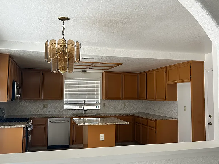1691 Yorktown Ct — Photo 5