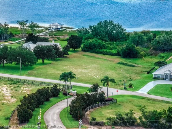 135 S Bear Pointe Dr, Lake Placid, FL 33852