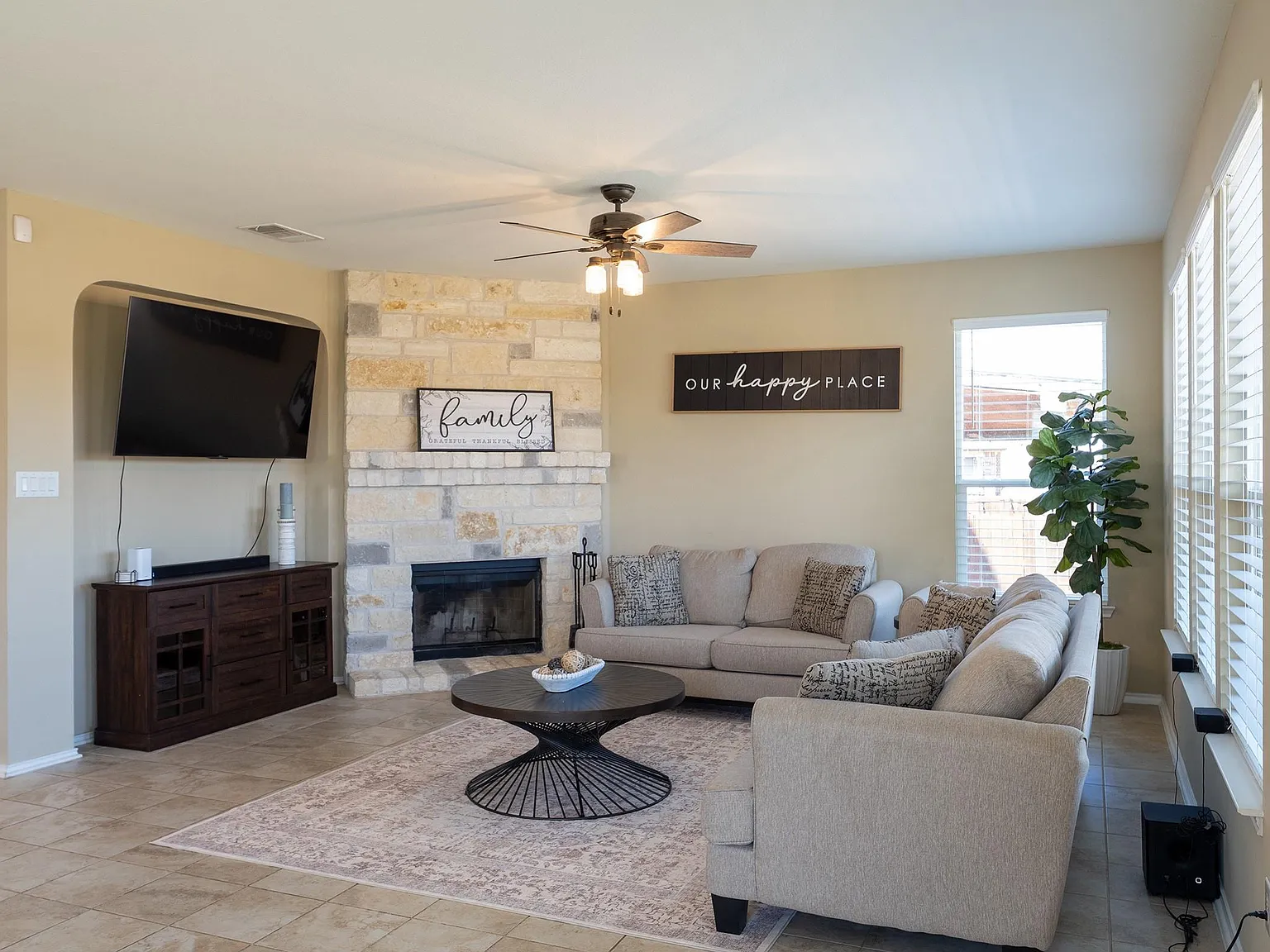 4 bed, 3.0 bath, 2557 sqft, $3,400 — Photo 3