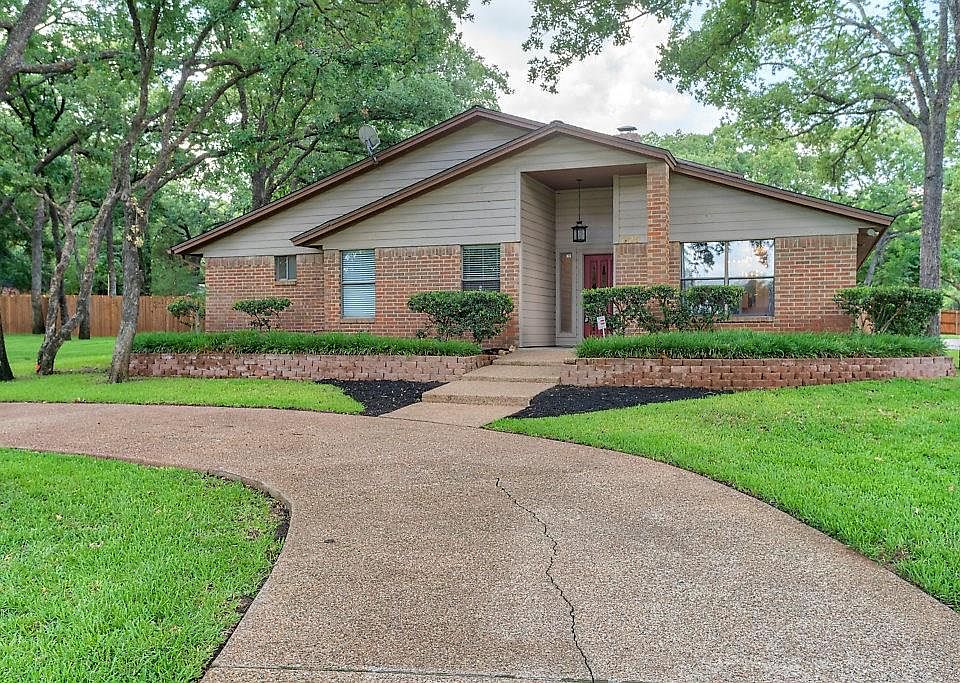 1st image of 825 Wild Wood Ln