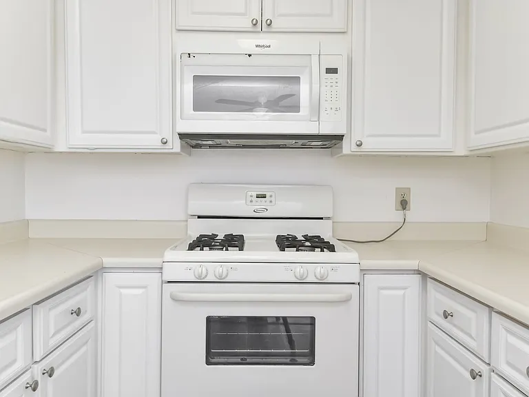 1799 N Hollywood Way — Photo 32