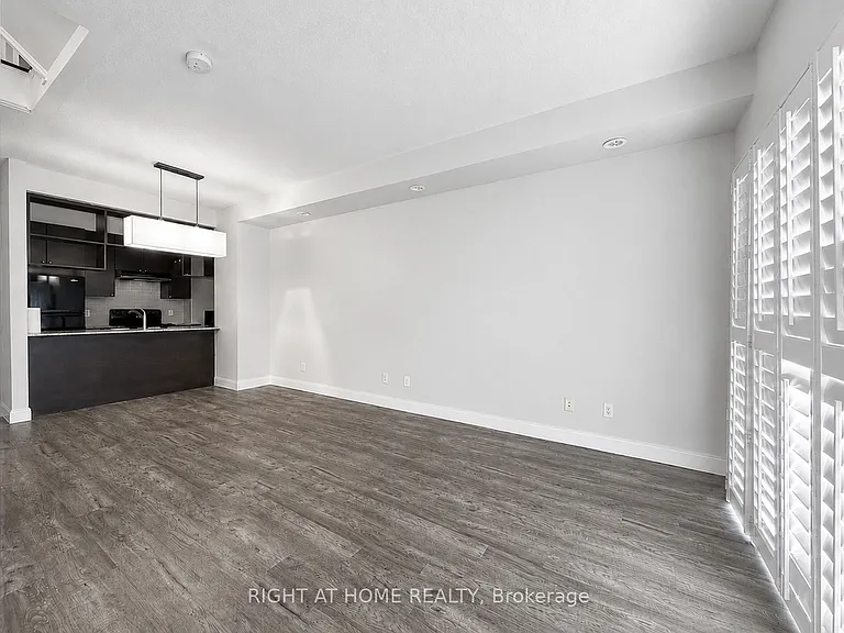 330 Village Green Sq #41 — Photo 5