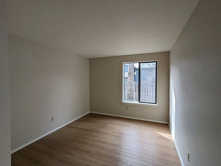 1147 NE Viking Ct — Photo 10
