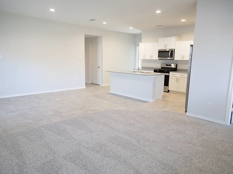 537 Derby Ln — Photo 8