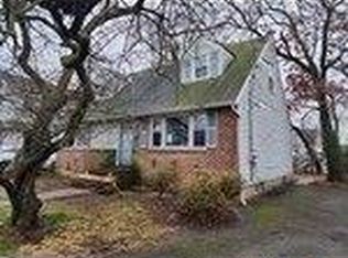 76 4th St, New Hyde Park, NY 11040