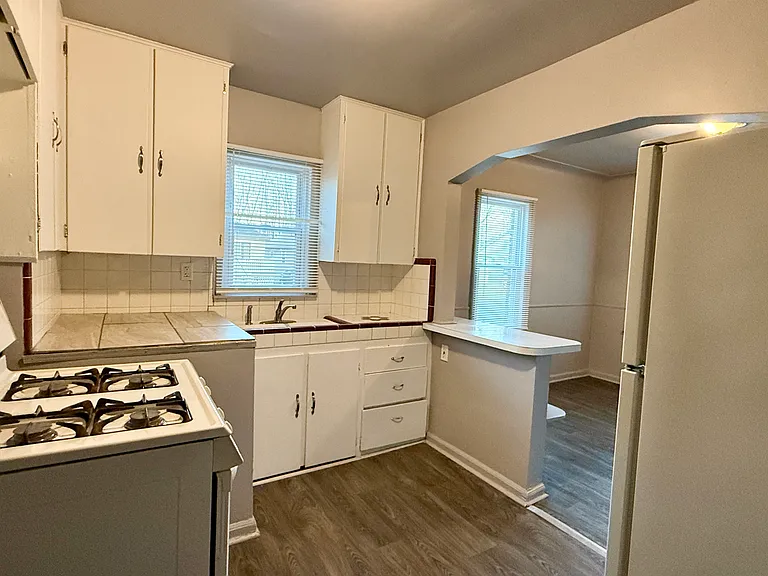 57 W Glenwood St — Photo 4