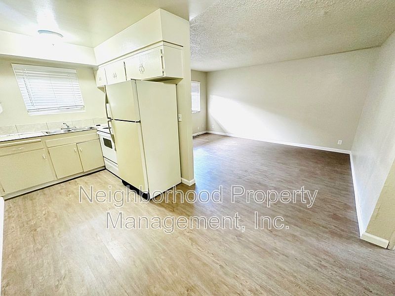 1st image of 1421 E Cambridge Ave #4