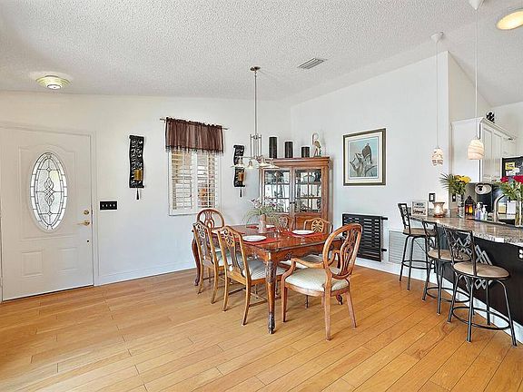 4th image of 2472 Southern Oak St