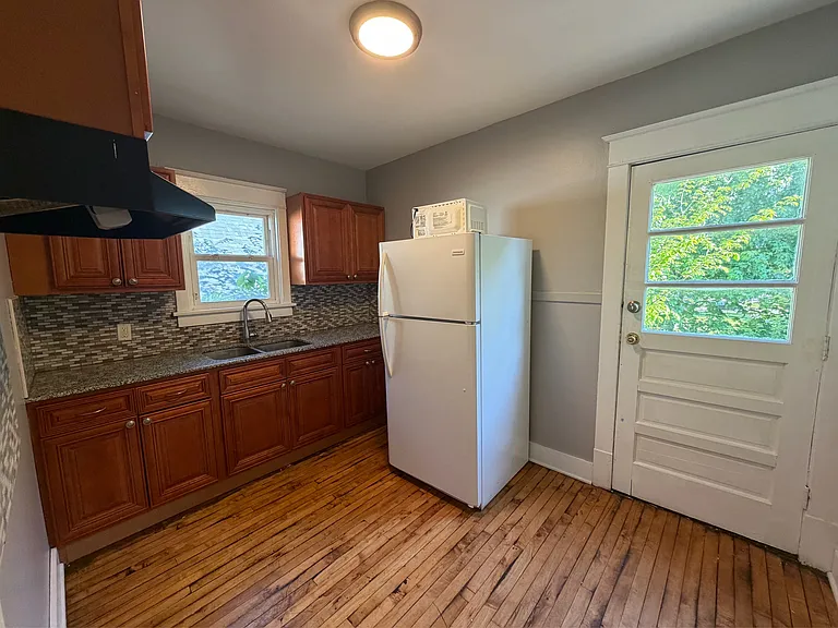 37 Holmes St — Photo 4