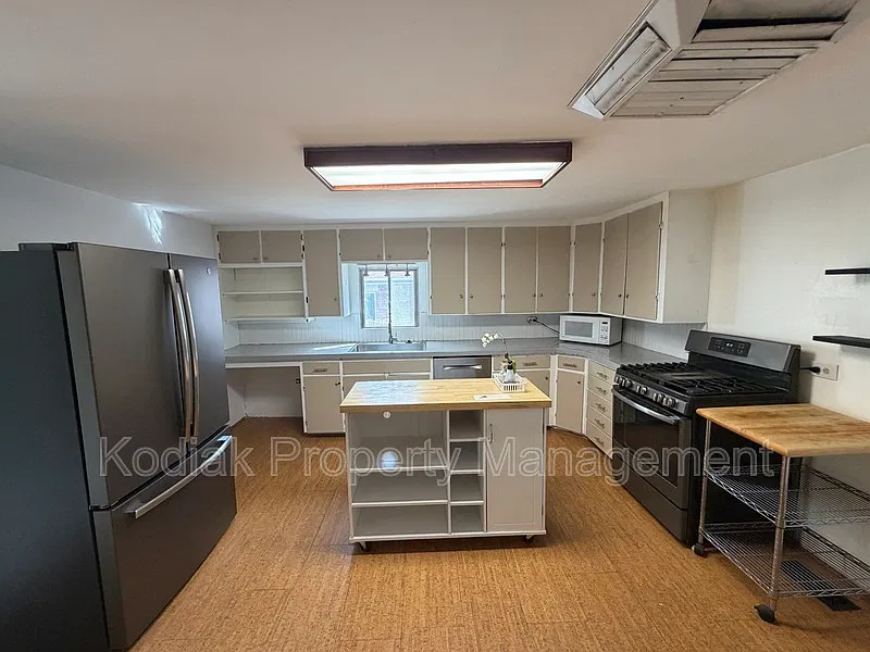 4 bed, 2.0 bath, 2272 sqft, $2,100 — Photo 4