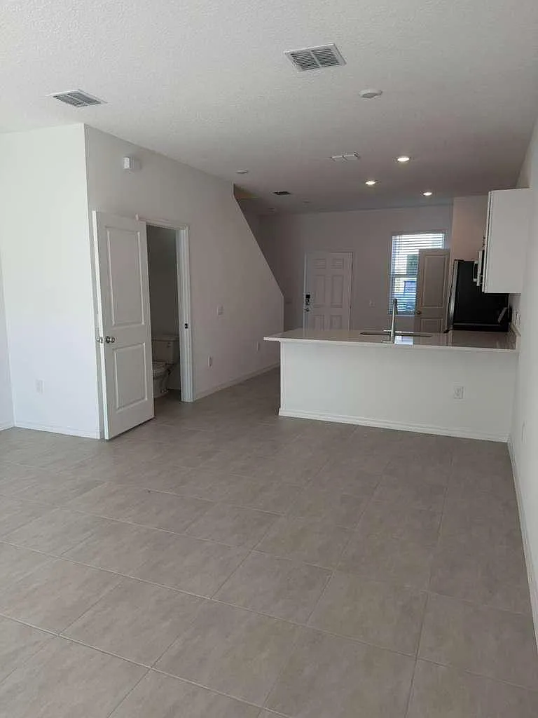 2 bed, 2.5 bath, 1372 sqft, $1,700 — Photo 3