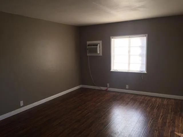 3425 Fairmount Blvd #4 — Photo 2