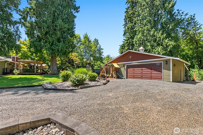 4th image of 10929 180th Street SE