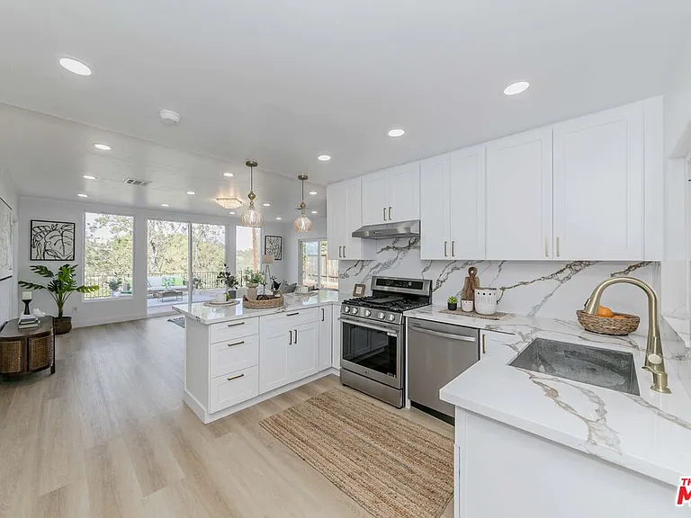 1832 Burnell Dr — Photo 3