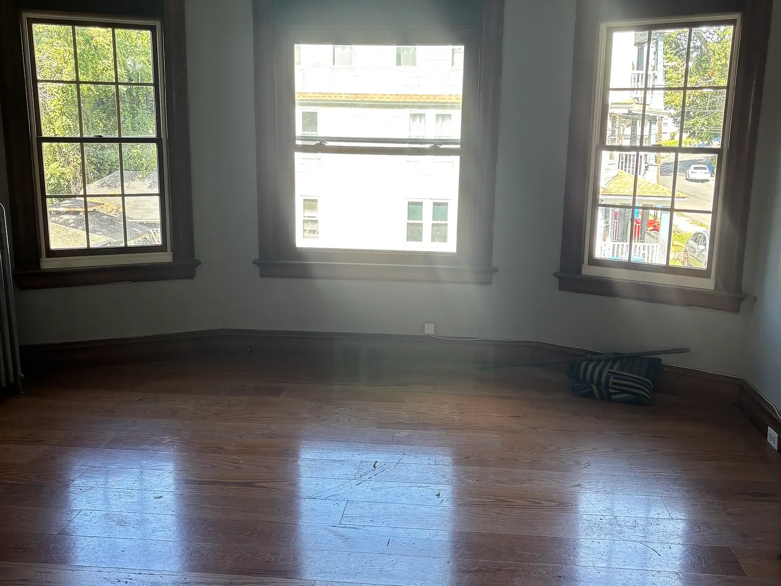 4 bed, 1.0 bath, 4282 sqft, $2,200 — Photo 2