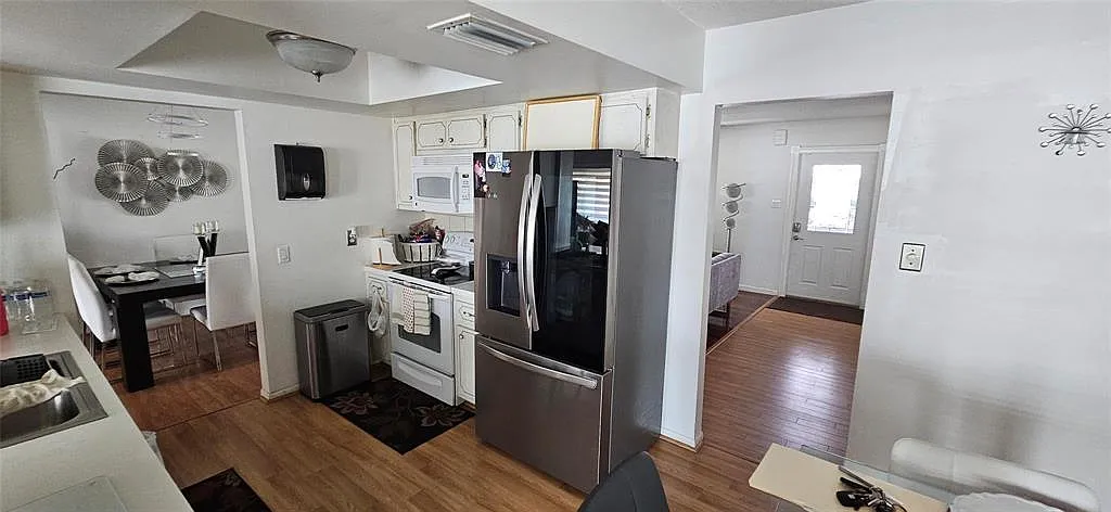 2 bed, 2.0 bath, 1587 sqft, $2,350 — Photo 2