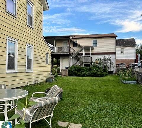 4th image of 2400 Birch St