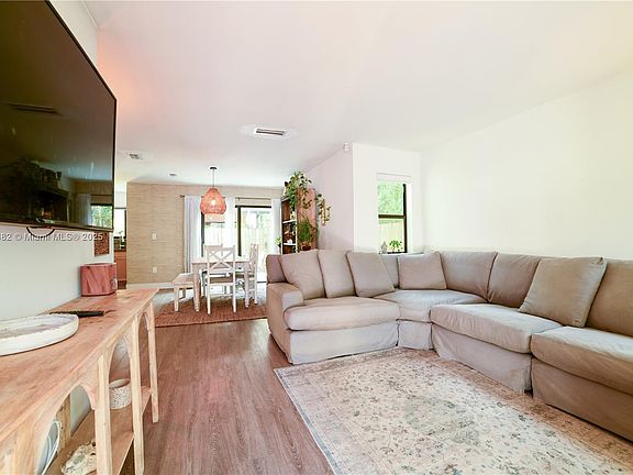 4th image of 2927 Catalina St #4