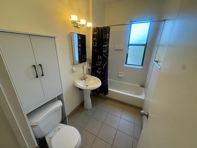 1029 E 62nd St #3 — Photo 8