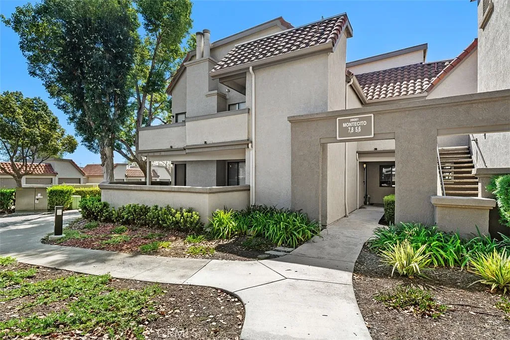 3 bed, 1037 sqft, $4,100 — Photo 3