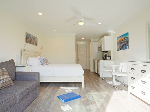 2nd image of 226 Pantigo Rd #120