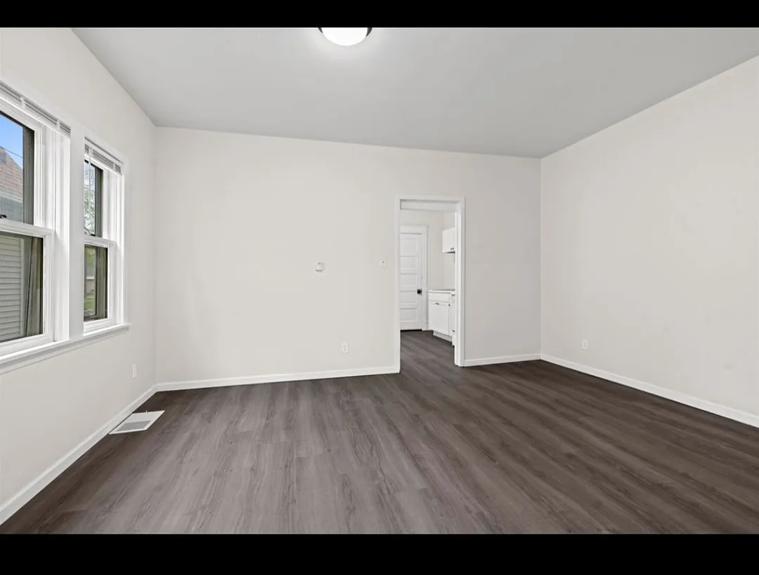 3 bed, 1.5 bath, 1250 sqft, $1,375 — Photo 3