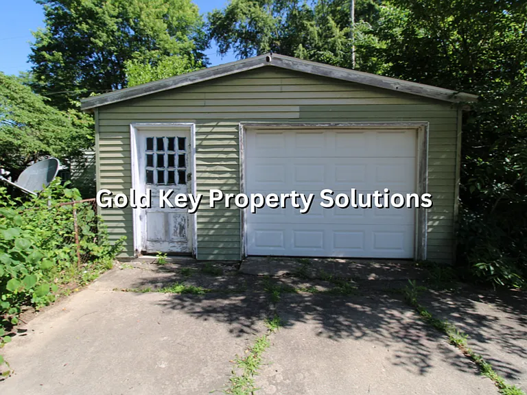 2412 E 7th St — Photo 5