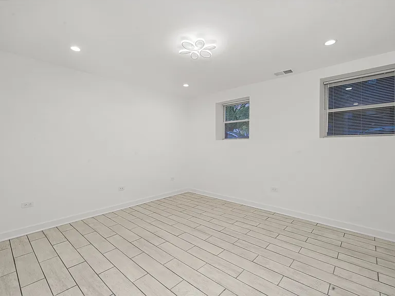 2203 W Giddings St #G — Photo 15