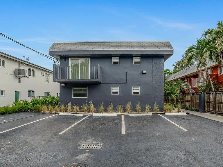 421 SW 9th St #1 — Photo 10