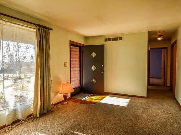 3rd image of 2308 Meadowlark Ln