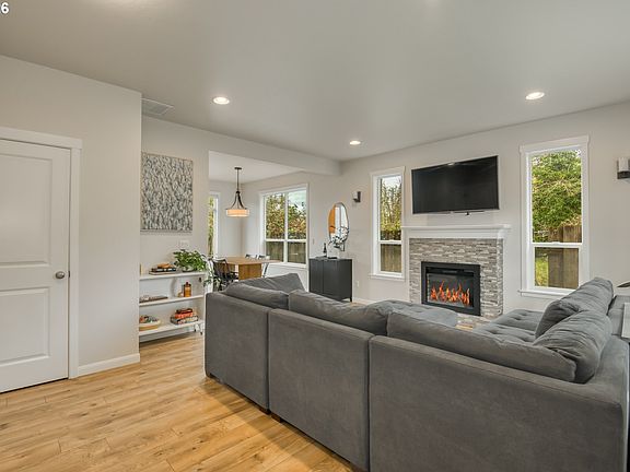 4th image of 2409 SE Oak Grove Blvd