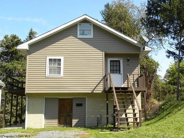 576 New York Ave photo 1