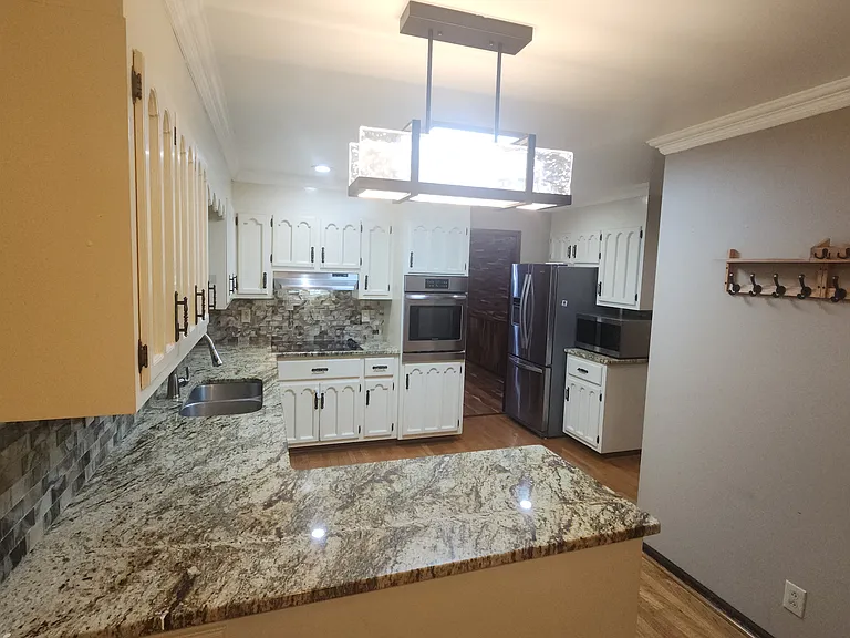 1216 Edinborough Ln — Photo 9