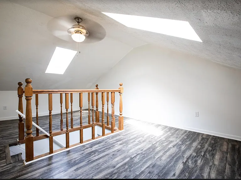 415 E Carson St — Photo 10