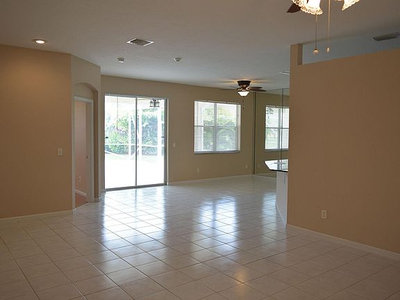 3rd image of 601 NW Waverly Cir