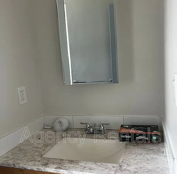 938 Owen St — Photo 13