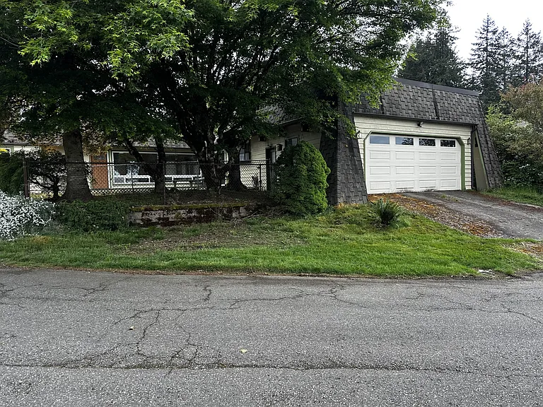 146 Hawthorne Ln — Photo 1