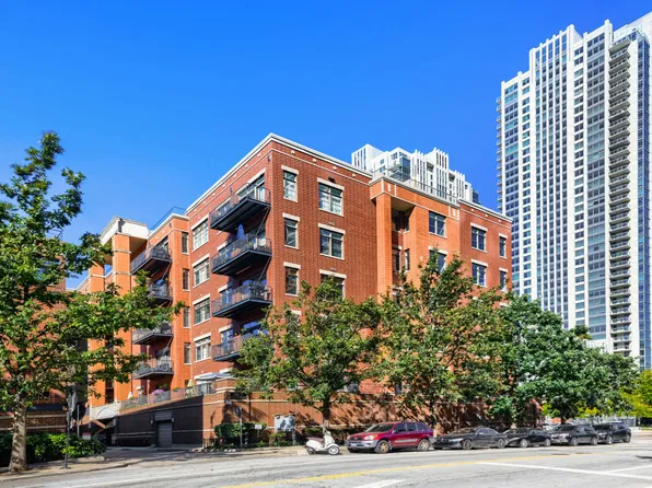 330 N Clinton St APT 302, Chicago, IL 60661