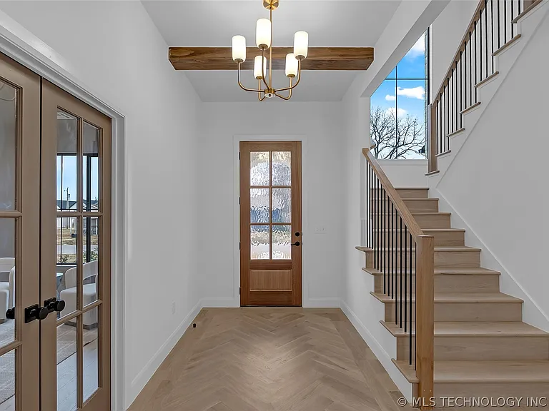 515 W El Paso St — Photo 3