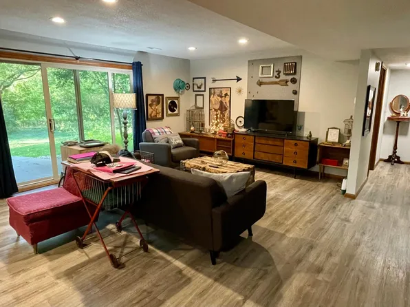 565 Broadway Ave N, Wayzata, MN 55391