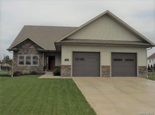 81 Bishops Gate Rd, Grand Island, NY 14072