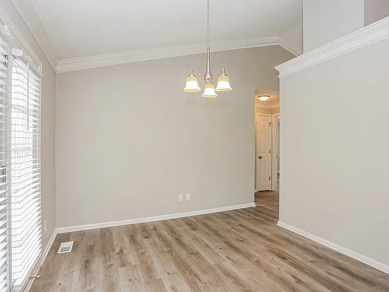 215 Ashland Manor Dr — Photo 6