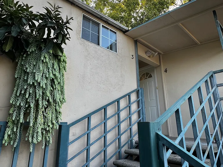557 E Pasadena St #4 — Photo 1