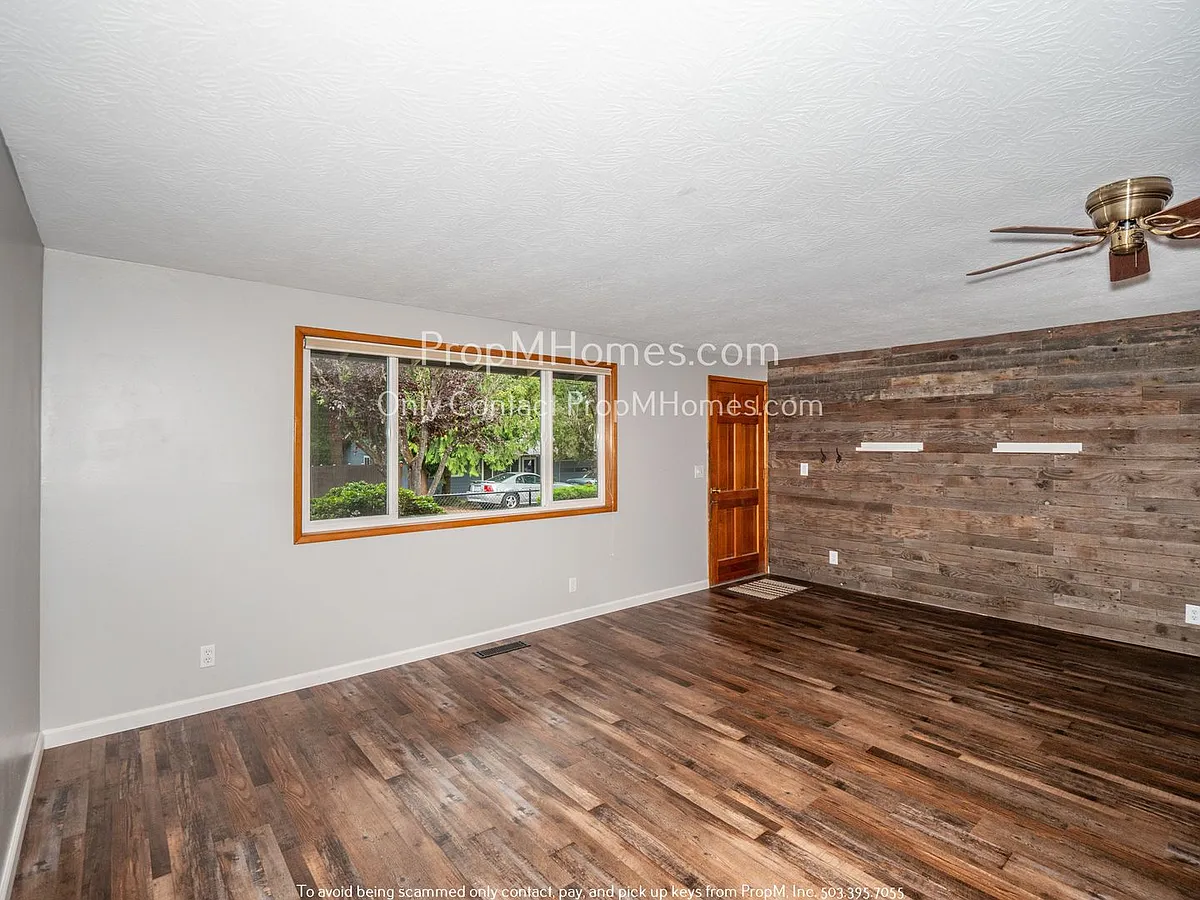 Building Photo - 13325 SE Waldron Dr