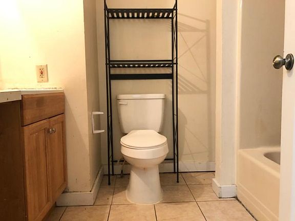 5th image of 405 Whiton St