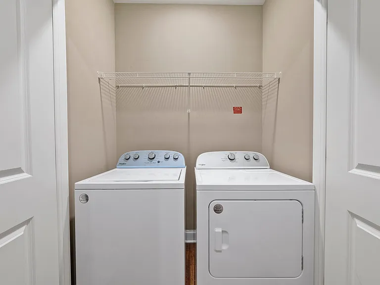 Mount Victor Olde Towne Luxury Apartments — Photo 75