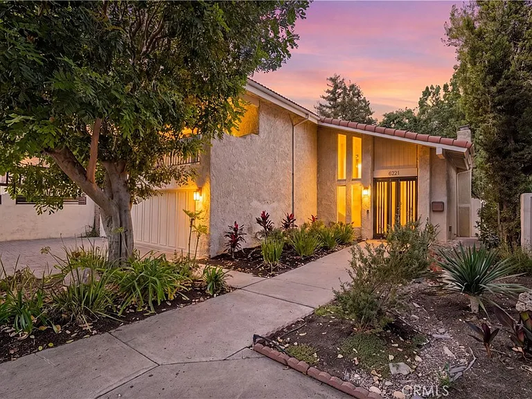 6221 Mammoth Ave — Photo 1
