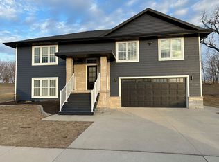 6520 Shrewsbury Ln, Dubuque, IA 52003